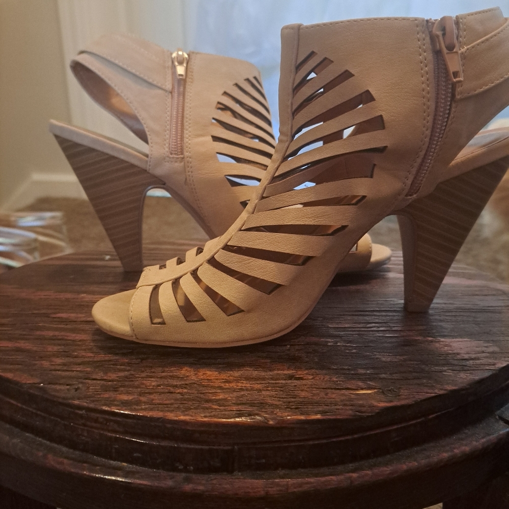 Clothes and shoes - Picture 5 of 15